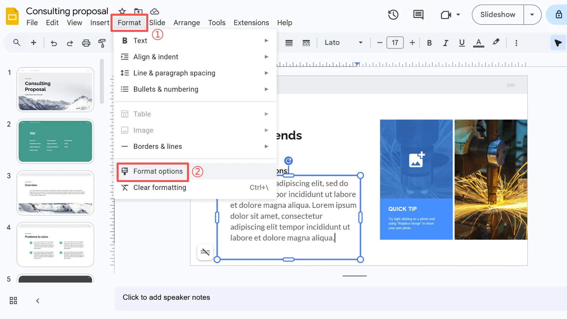 Utilisation des options de format dans Google Slides pour appliquer un retrait suspendu via les paramètres d'ajustement du texte.